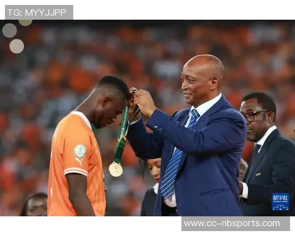 姆巴佩亲临非洲足球盛宴与非洲足联主席莫特塞佩同框合影留念